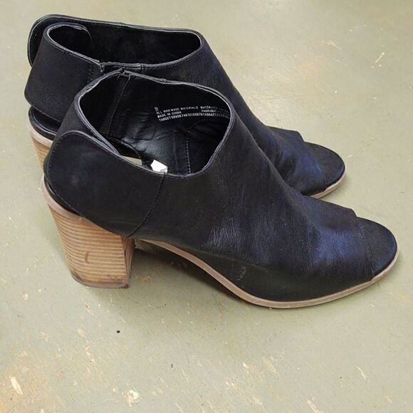 RELISTED - Super cute boot style heels shoes by Massimo - Picture 3 of 8